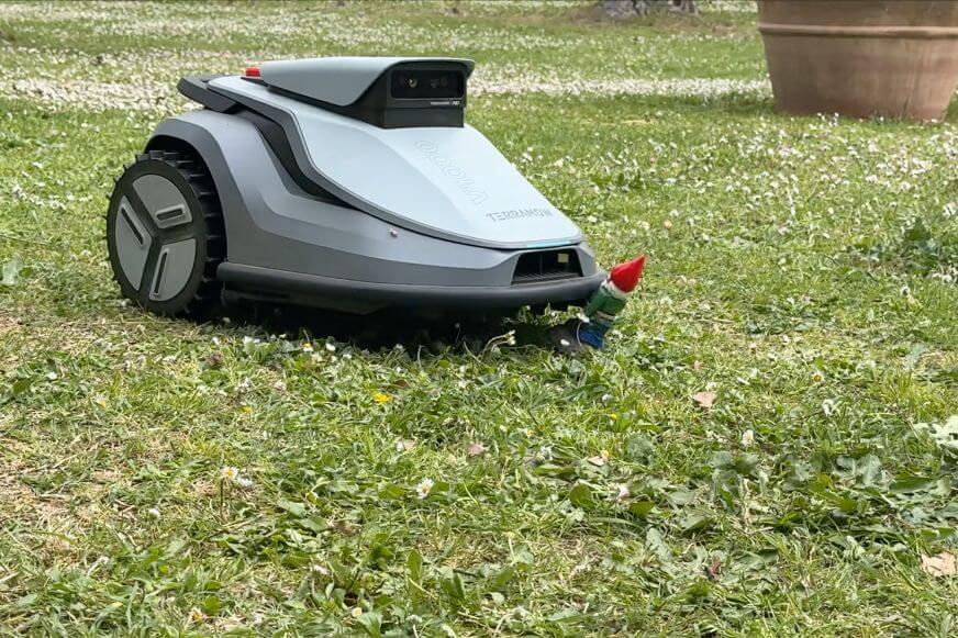 TerraMow V1000 Mähroboter fährt auf einen Gartenzwerg zu während des Hinderniserkennungstests